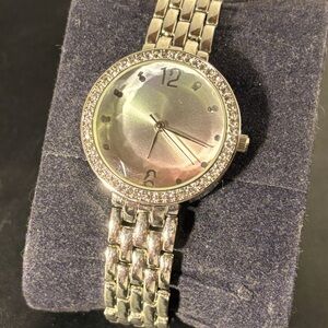 This lovely watch with different color face
Like new con. Comes w/ battery